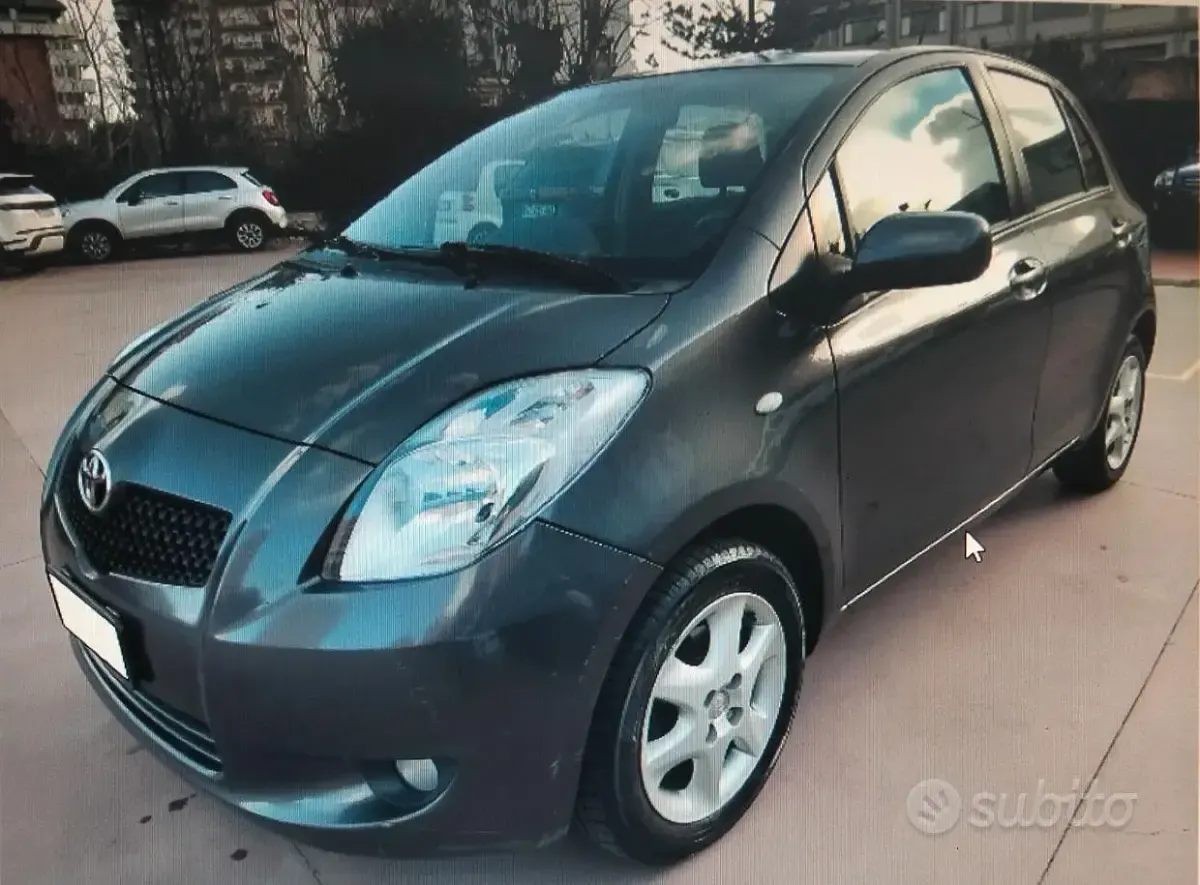 Usata Toyota Yaris 69 CV (50 kW) 2009 Grigio Utilitaria