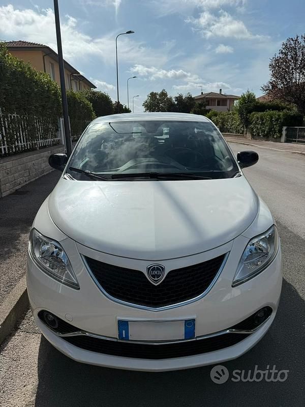 Usata Lancia Ypsilon 80 CV (58 kW) 2016 Bianco Utilitaria