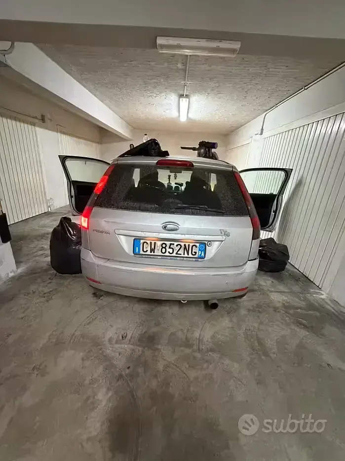 Usata Ford Fiesta 69 CV (50 kW) 2005 Grigio Utilitaria