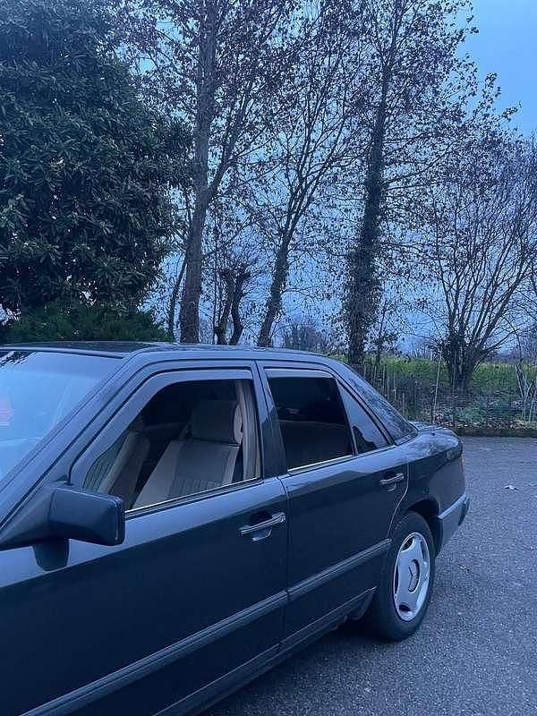 Usata Mercedes 200 109 CV (80 kW) 1989 Argento Berlina