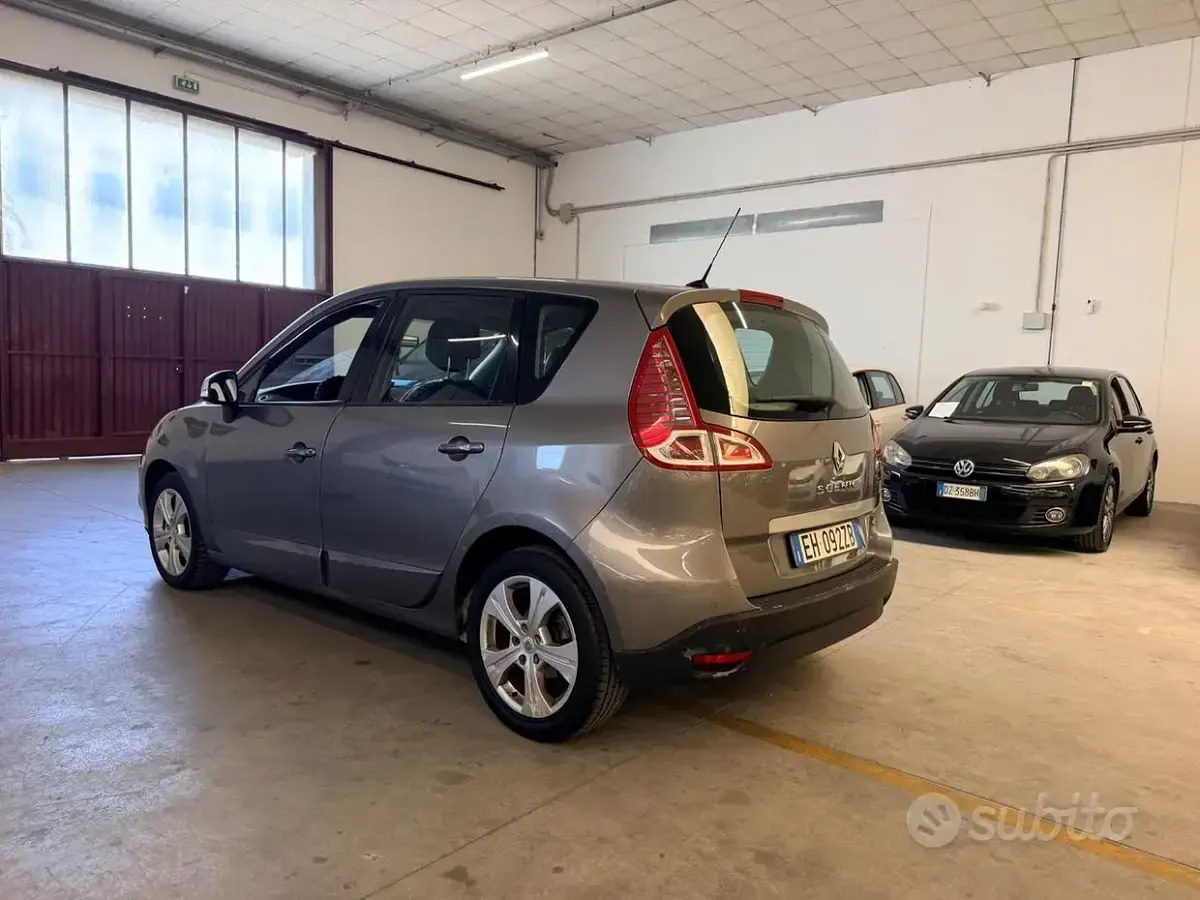 Usata Renault Scénic Dynamique 110 CV (80 kW) 2011 Grigio Monovolume