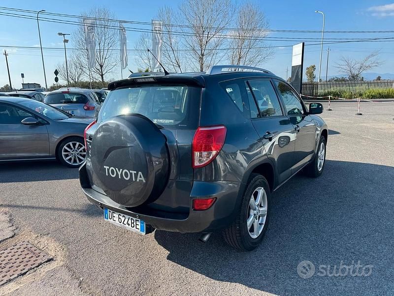 Usata Toyota RAV4 Luxury 136 CV (100 kW) 2006 Grigio SUV