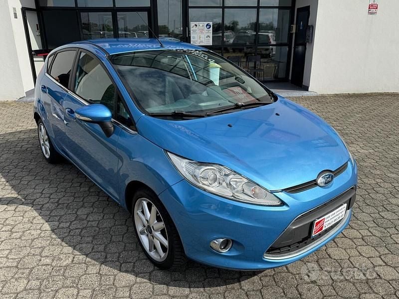 Usata Ford Fiesta Titanium 97 CV (71 kW) 2009 Blu Utilitaria