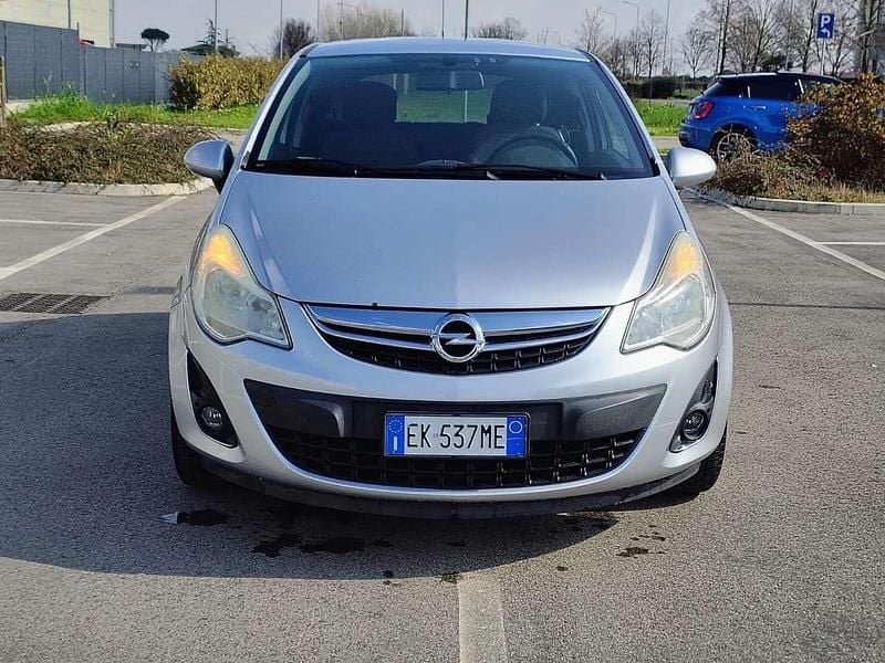Usata Opel Corsa Edition 86 CV (63 kW) 2012 Argento Utilitaria