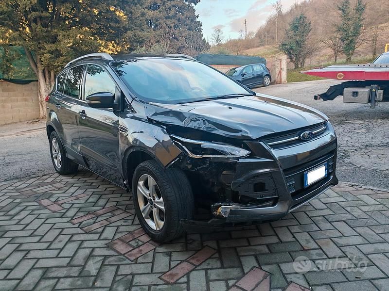 Usata Ford Kuga 120 CV (88 kW) 2015 Grigio SUV