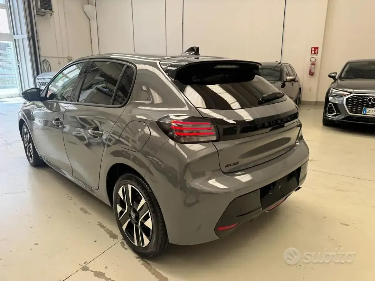 Usata Peugeot 208 Allure 101 CV (74 kW) 2025 Grigio metallizzato Utilitaria