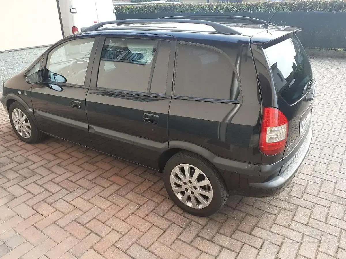Usata Opel Zafira Life Elegance 2023 Nero Monovolume