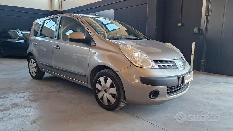 Grigio Usata 2008 Nissan Note Acenta Tre volumi | 1900 € (Buon prezzo) - Immagine 1/4