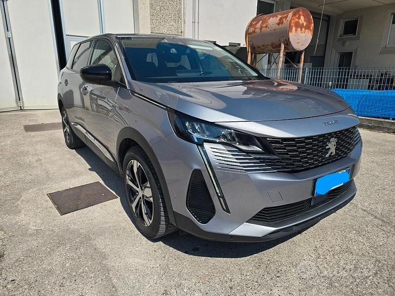 Usado Peugeot 5008 Allure 131 CV (96 kW) 2022 Gris SUV