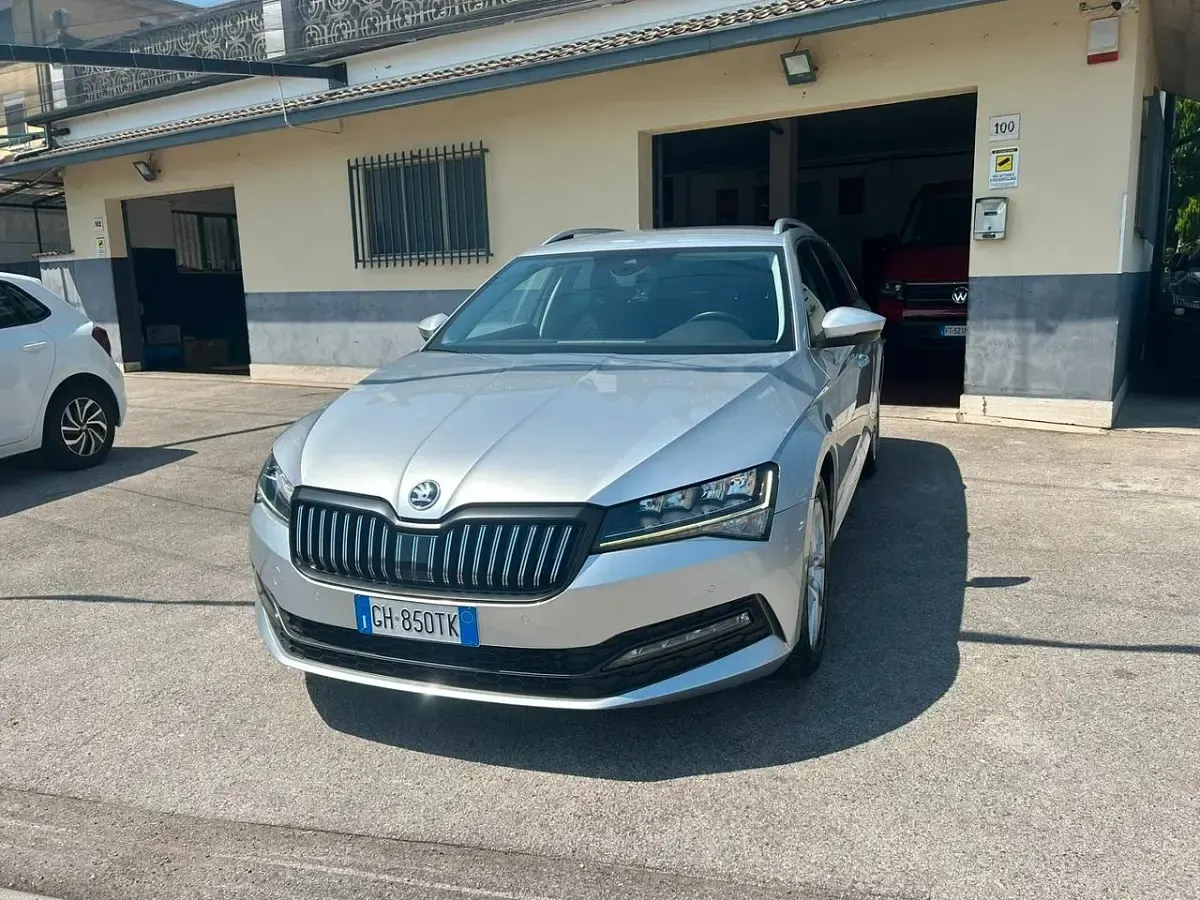 Usata Skoda Superb 150 CV (110 kW) 2022 Argento Station wagon