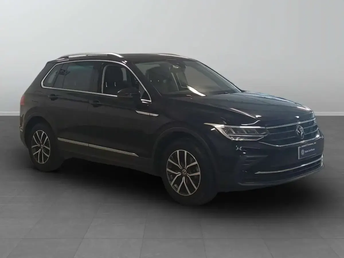 Usata VW Tiguan Life 131 CV (96 kW) 2023 2t nero perla SUV