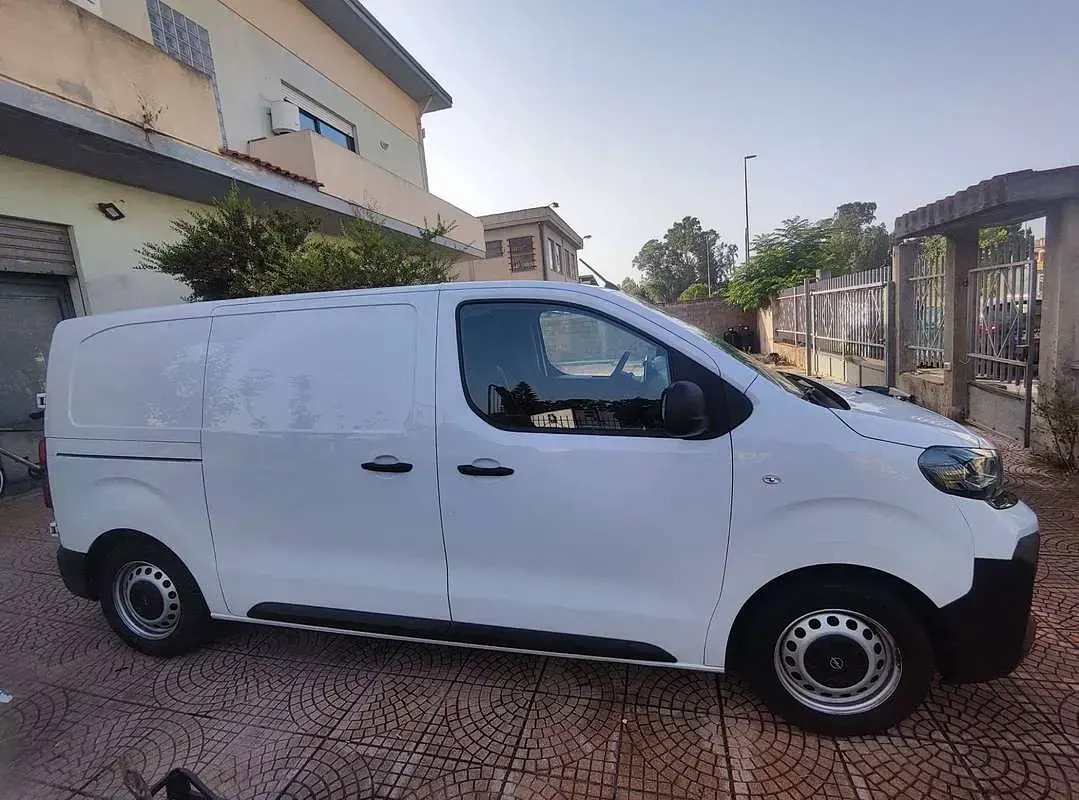 Usata Opel Vivaro-e Combi 144 CV (105 kW) 2025 Bianco Monovolume
