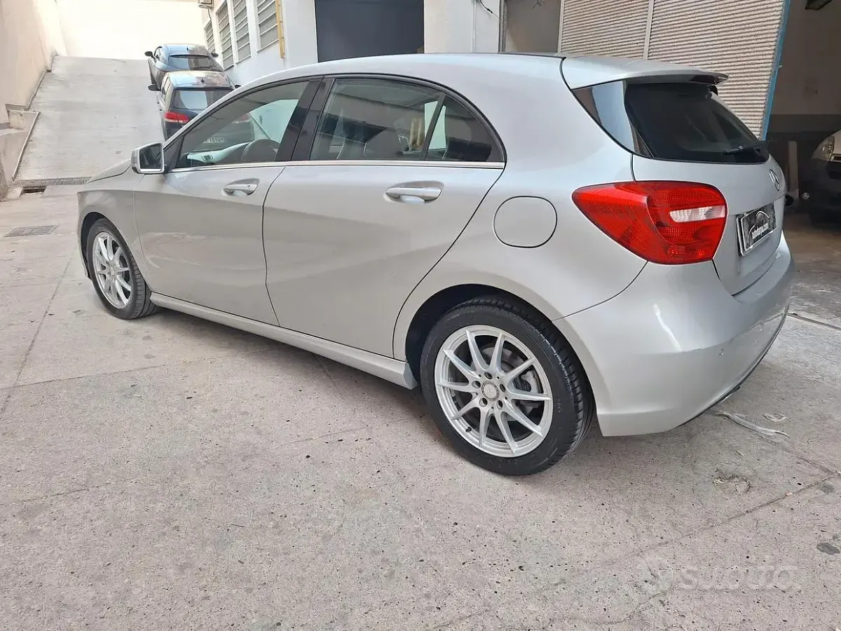 Usata Mercedes A180 109 CV (80 kW) 2013 Grigio Utilitaria
