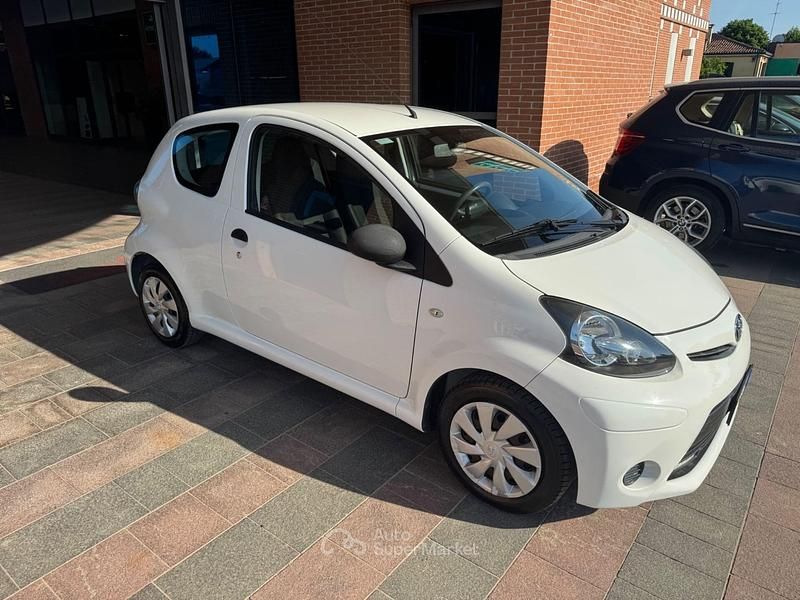 Usata Toyota Aygo Connect Style 68 CV (50 kW) 2013 Bianco Utilitaria
