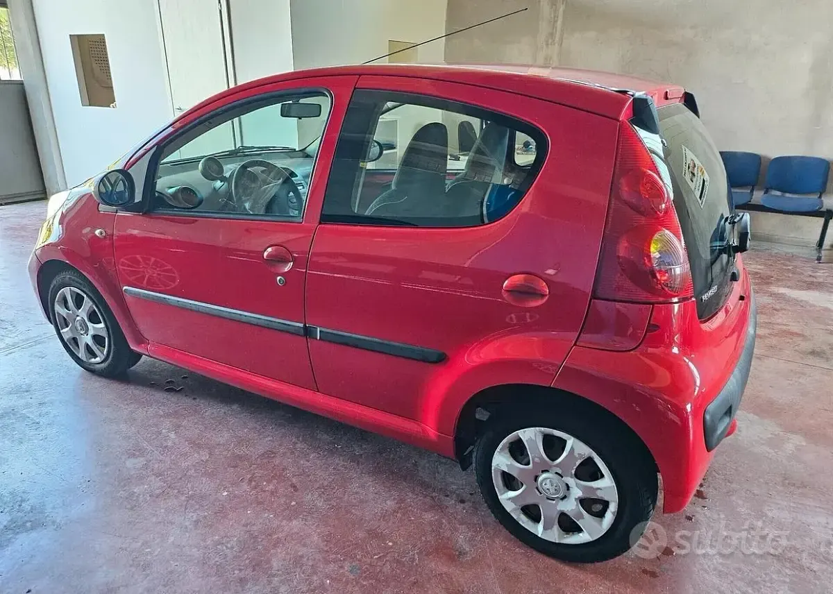 Usata Peugeot 107 Access 68 CV (50 kW) 2011 Rosso Utilitaria