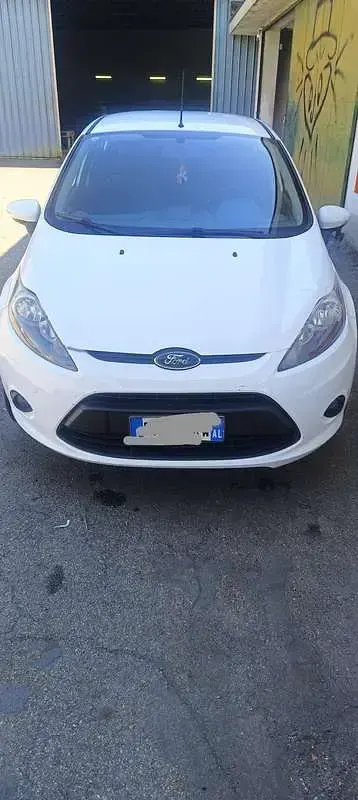 Usata Ford Fiesta 60 CV (44 kW) 2011 Bianco Berlina