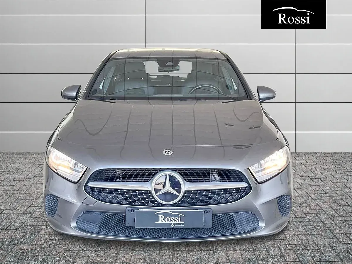Usado Mercedes A180 Sport 116 HP (85 kW) 2018 Cinzento Sedan
