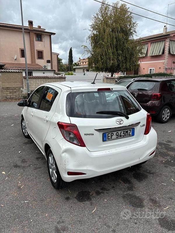 Usata Toyota Yaris 90 CV (66 kW) 2013 Bianco Utilitaria