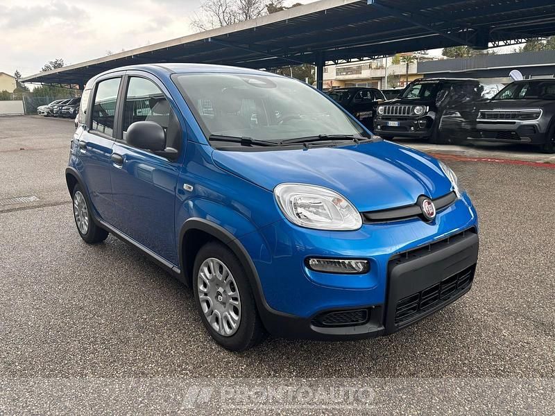 Usata Fiat Panda 70 CV (51 kW) 2024 Rossotessuto nero con monogramma Utilitaria