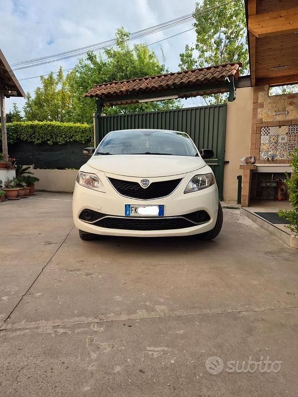 Usado Lancia Ypsilon 69 CV (50 kW) 2017 Blanco Utilitario