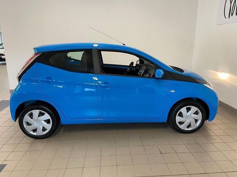 Usata Toyota Aygo X-play 69 CV (50 kW) 2017 Blu Utilitaria