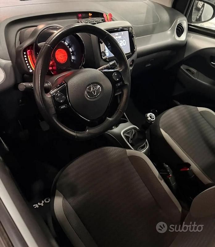 Usata Toyota Aygo Connect Style 72 CV (52 kW) 2020 Grigio Utilitaria