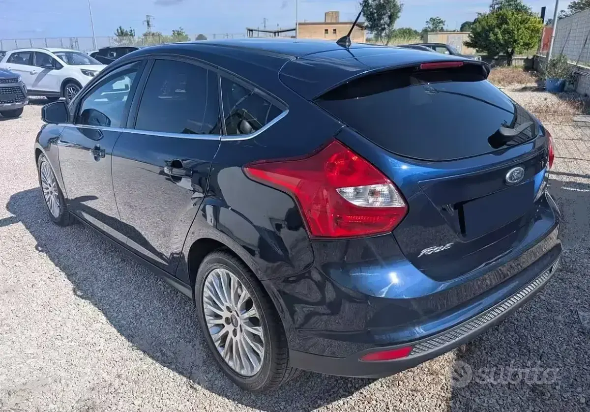 Usata Ford Focus Titanium 116 CV (85 kW) 2011 Blu Berlina