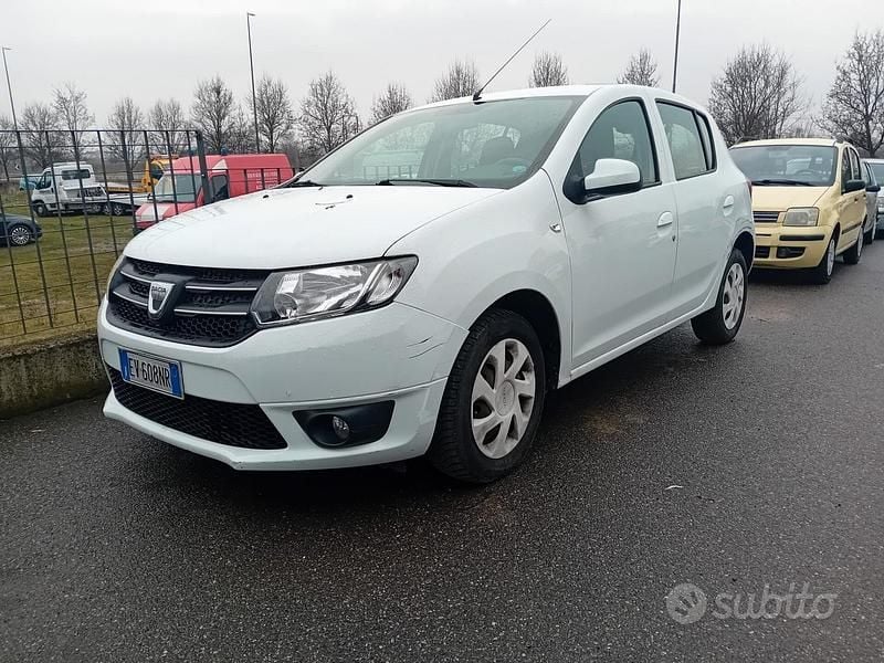 Usata Dacia Sandero Lauréate 75 CV (55 kW) 2014 Bianco Berlina