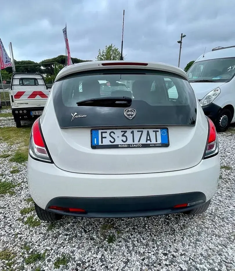 Usata Lancia Ypsilon Gold 69 CV (50 kW) 2018 Bianco Utilitaria