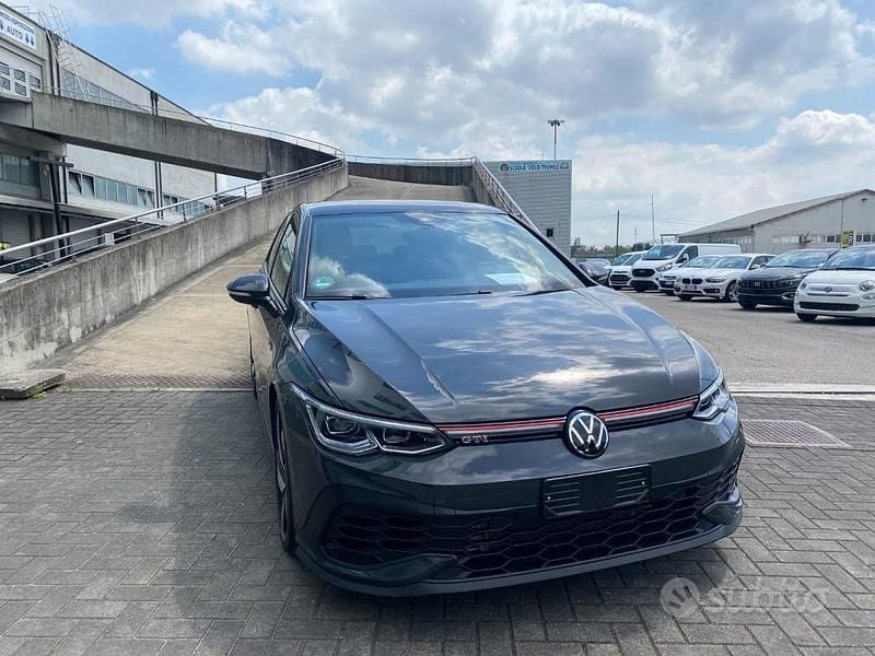 Usata VW Golf VIII GTI 300 CV (220 kW) 2022 Grigio scuro Berlina