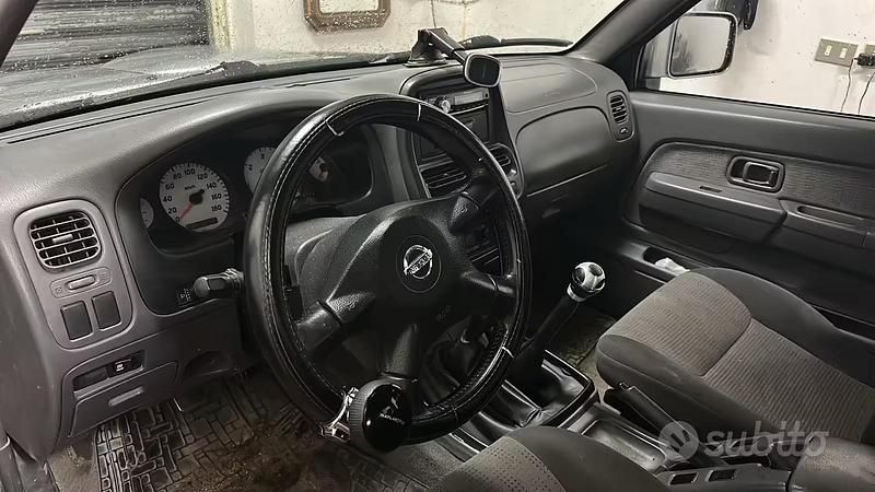 Gebraucht Nissan Navara 133 PS (97 kW) 2002 Grau Pickup
