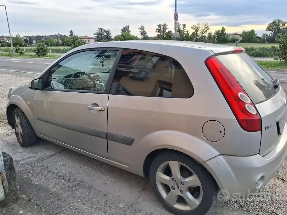 Usata Ford Fiesta 75 CV (55 kW) 2007 Utilitaria