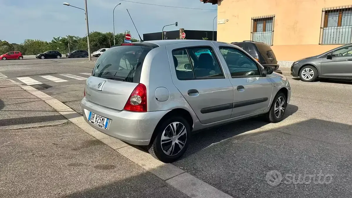 Usata Renault Clio II 58 CV (42 kW) 2008 Grigio Berlina