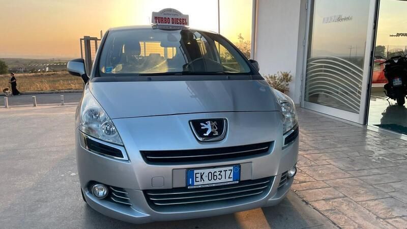 Usata Peugeot 5008 Family 112 CV (82 kW) 2011 Grigio Monovolume