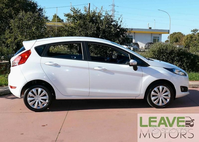 Usata Ford Fiesta 97 CV (71 kW) 2015 Bianco Berlina