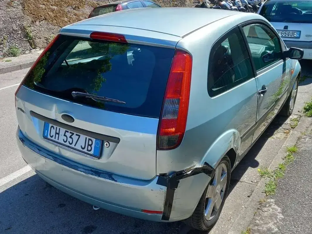 Usata Ford Fiesta Ambiente 75 CV (55 kW) 2003 Verde Utilitaria