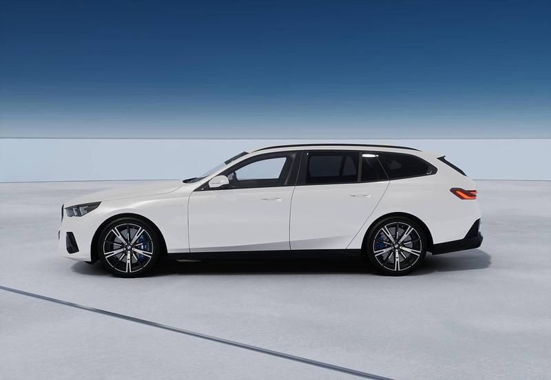 Nuova BMW 550e M Sport 313 CV (230 kW) 2026 Station wagon