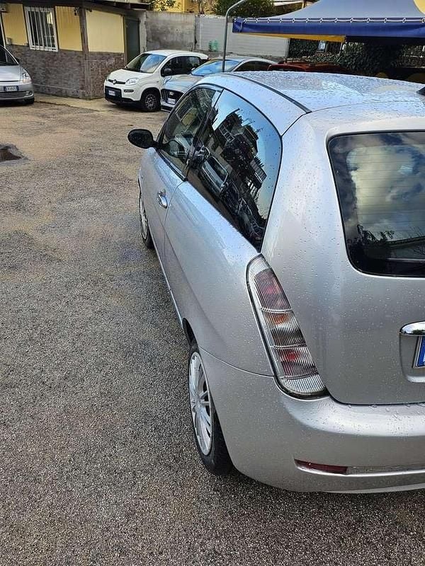 Usata Lancia Ypsilon 69 CV (50 kW) 2011 Argento Utilitaria