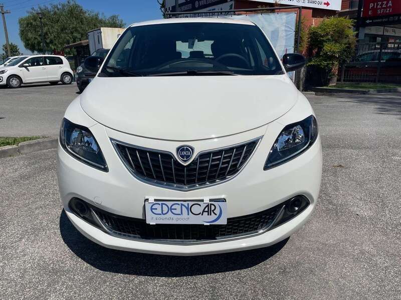 Usata Lancia Ypsilon 108 CV (79 kW) 2024 Bianco Utilitaria