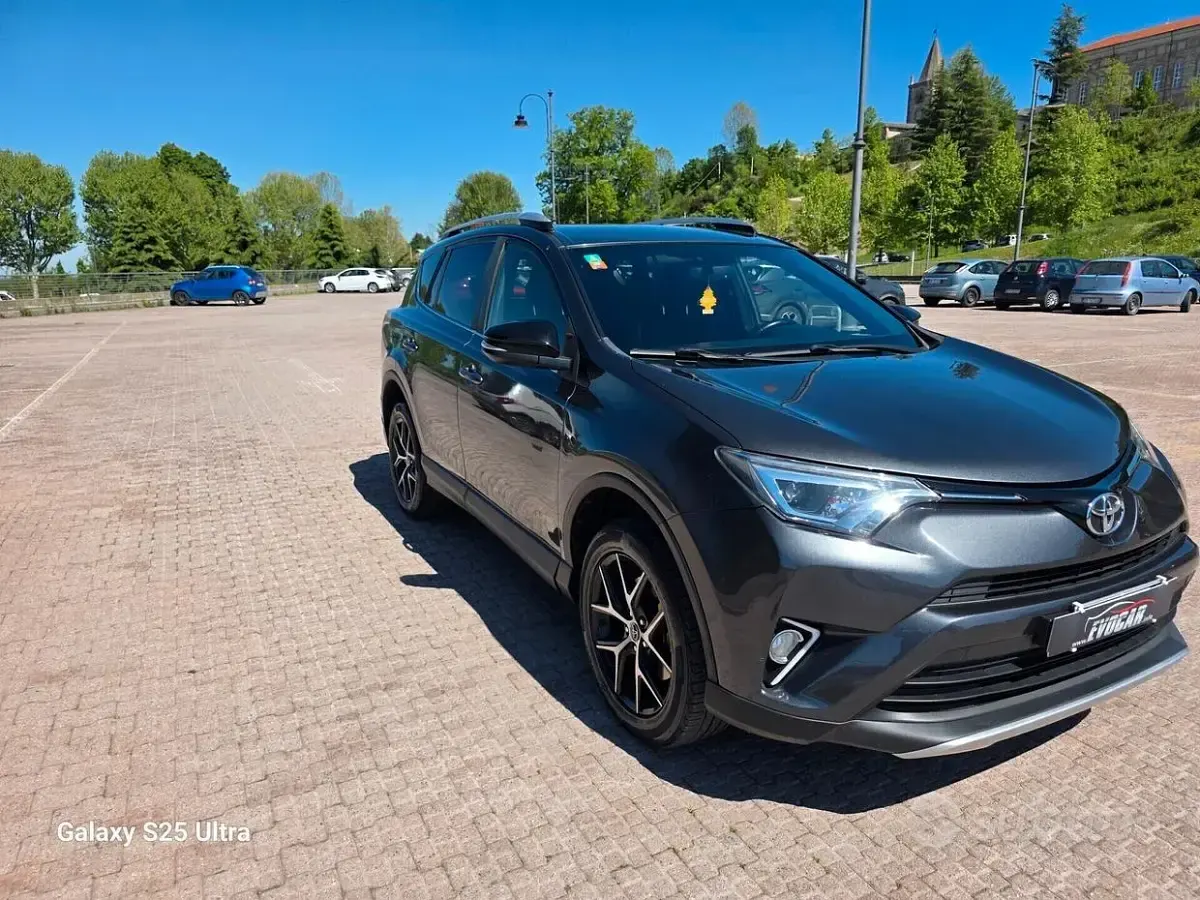 Usata Toyota RAV4 143 CV (105 kW) 2016 Grigio SUV