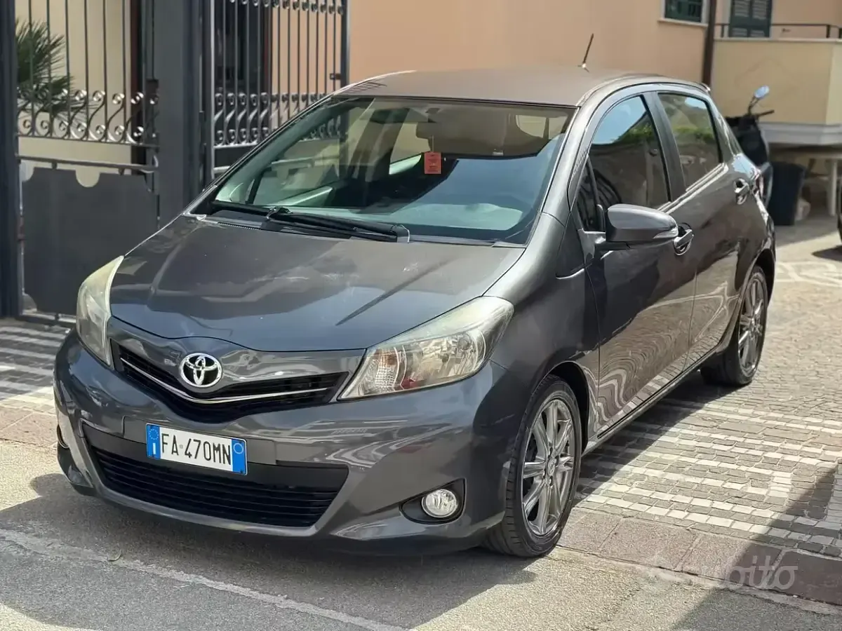 Usata Toyota Yaris Lounge 90 CV (66 kW) 2015 Grigio Utilitaria