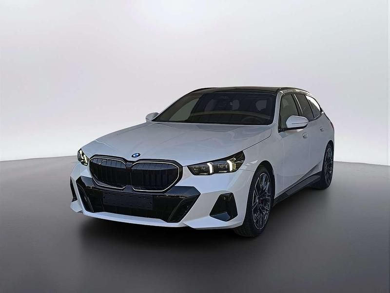Nuova BMW 520 197 CV (144 kW) 2026 Mineral white metallizzato Station wagon