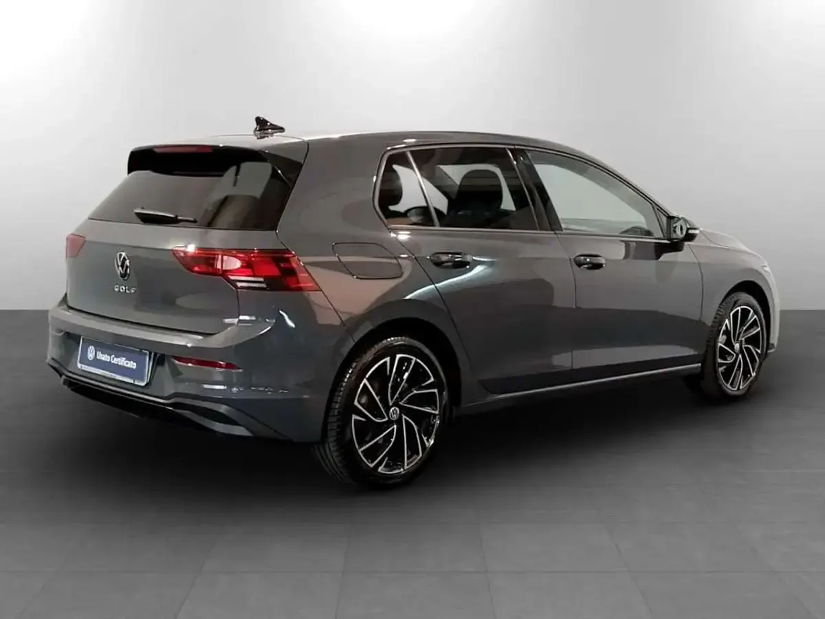 Usata VW Golf VIII Life 110 CV (80 kW) 2021 Grigio Berlina