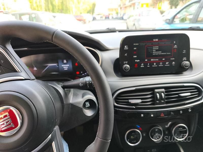 Usata Fiat Tipo Cross 101 CV (74 kW) 2023 Rosso Berlina