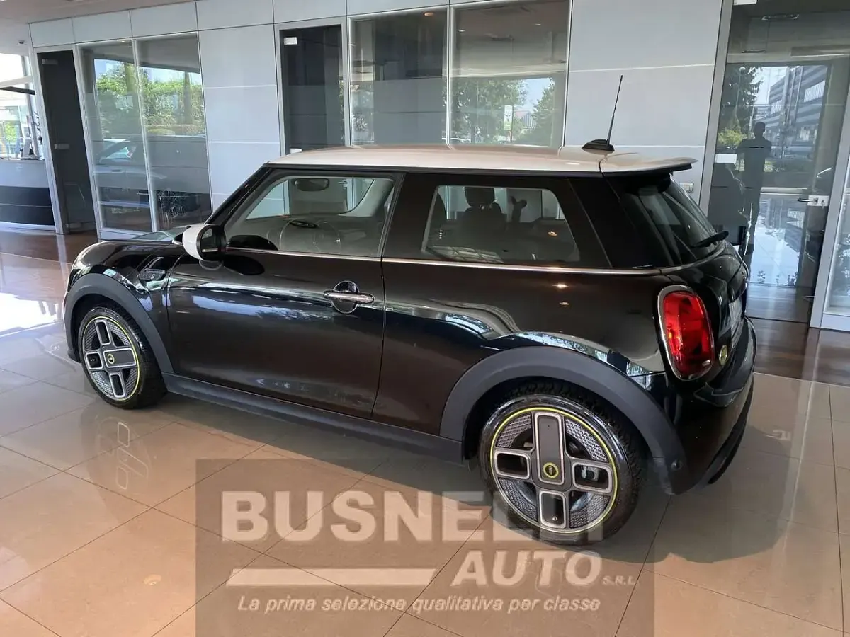 Usata Mini Cooper SE Classic 135 kW (184 CV) 2023 Midnight black ii Utilitaria