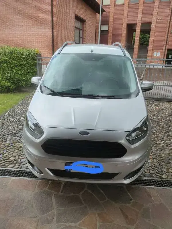 Usata Ford Tourneo Courier 75 CV (55 kW) 2018 Argento Monovolume