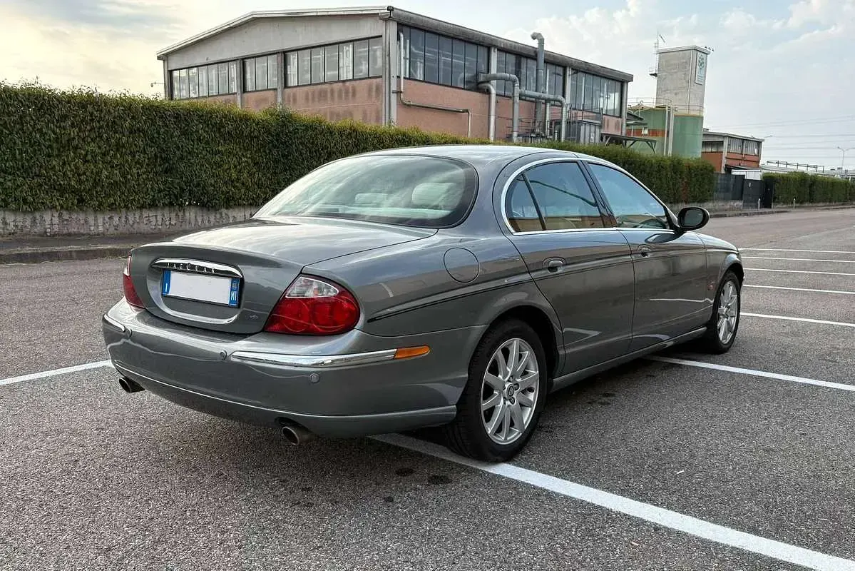 Usata Jaguar S-Type S 298 CV (219 kW) 2002 Grigio Berlina