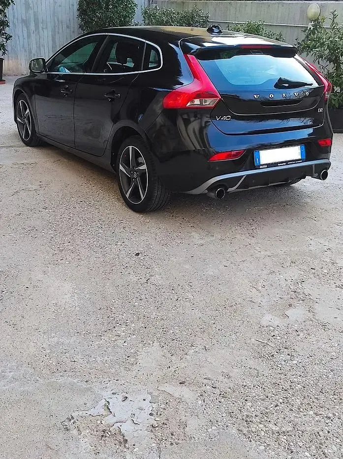 Usata Volvo V40 R-Design 115 CV (84 kW) 2014 Nero Berlina
