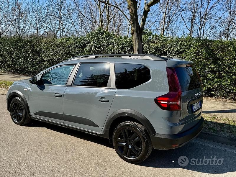 Usata Dacia Jogger Expression 101 CV (74 kW) 2024 Grigio Monovolume