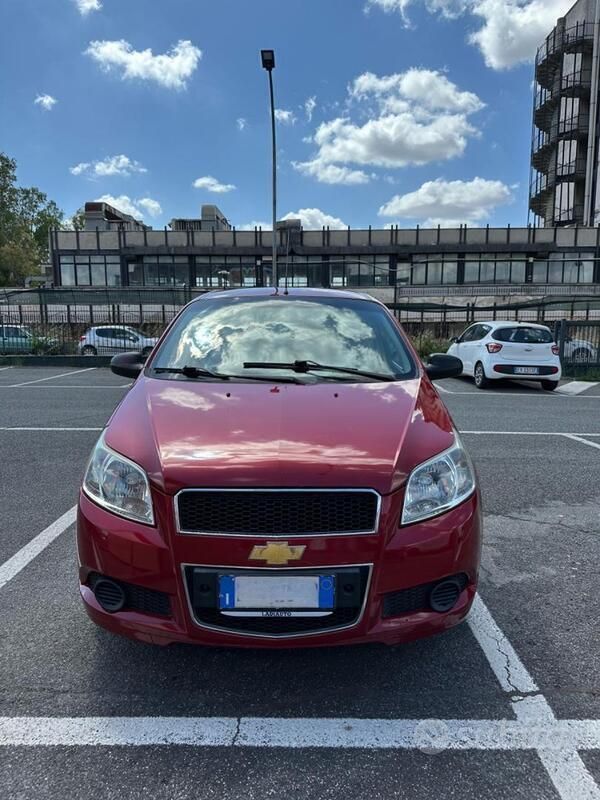 Rosso Usata 2009 Chevrolet Aveo Tre volumi | 2500 € (Buon prezzo) - Immagine 1/4